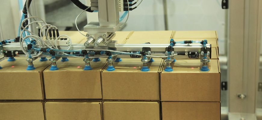 palletizer moving boxes